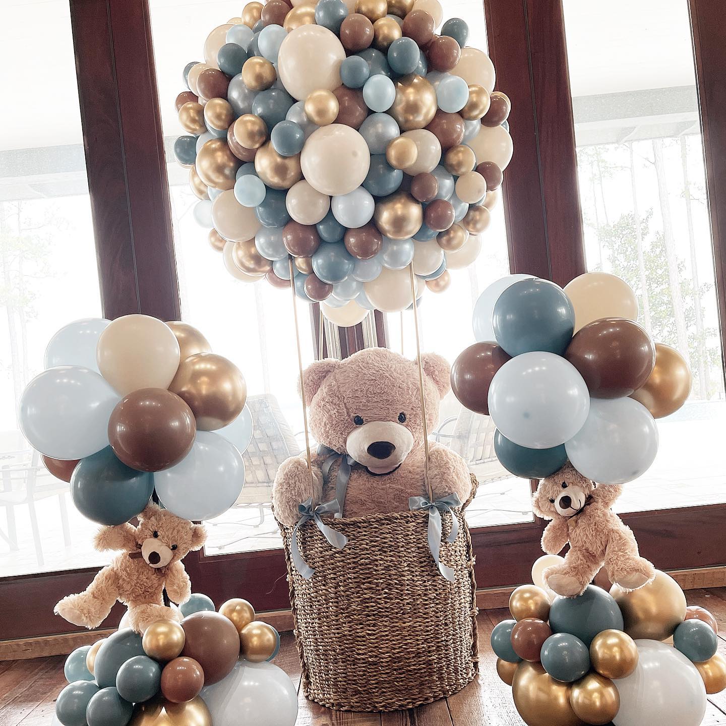 Babies are one of the “bear-y” best reasons to celebrate. 🐻 🍼 

#babyshower #hotairballoons #balloons #balloonstylist #bearthemebabyshower #organicballoons #santarosabeach #destin #pcb