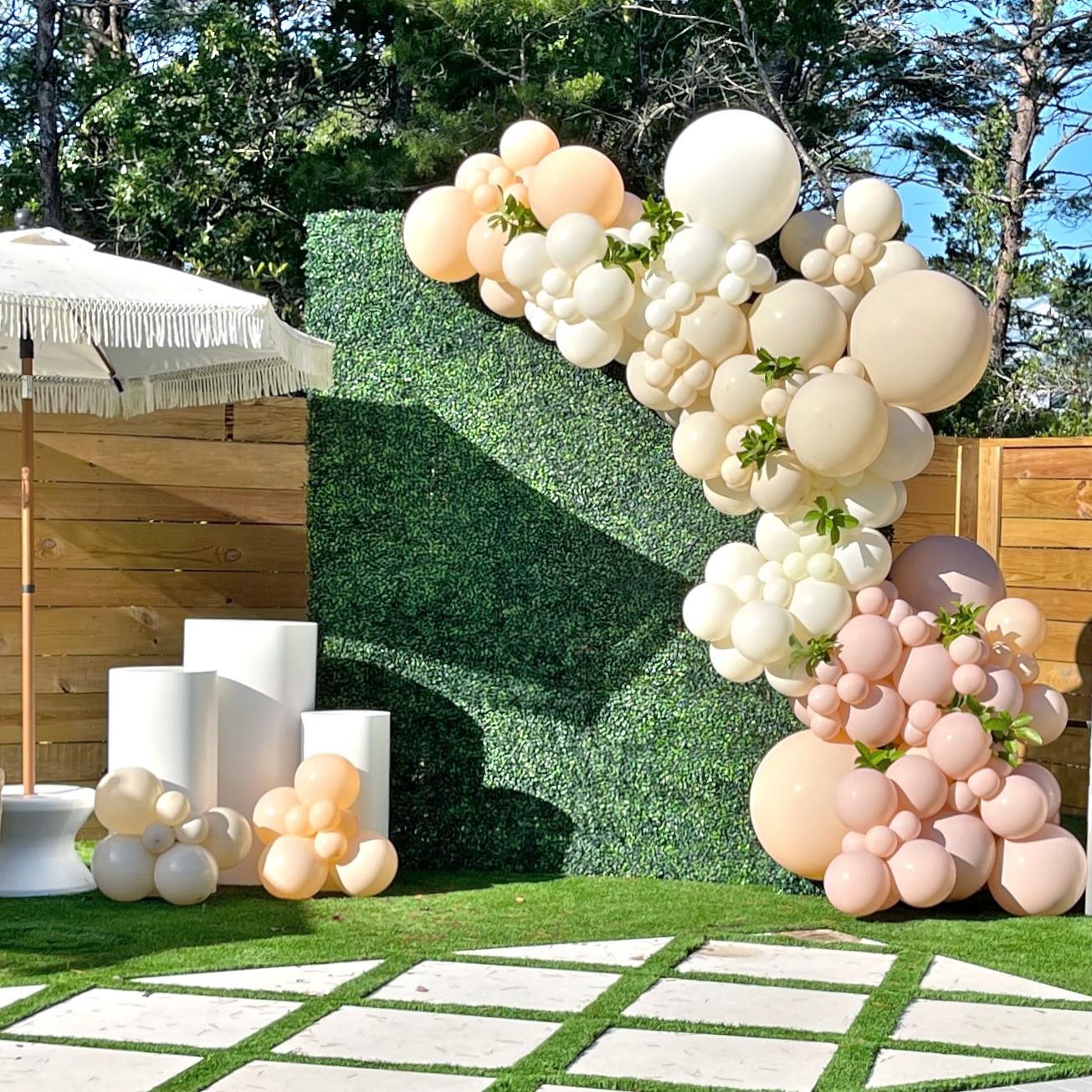 Remember what we said a few days ago about all the different ways to style our greenery wall? Yep! We meant it. 

Ready to Mingle With Us? Click the link in our bio to book your 2022 events! 

#hedgewall #balloongarland #ballooninstallation #photobackdrop #eventstylist #partystylist #eventplanner #30A #destin #pcb #santarosabeach