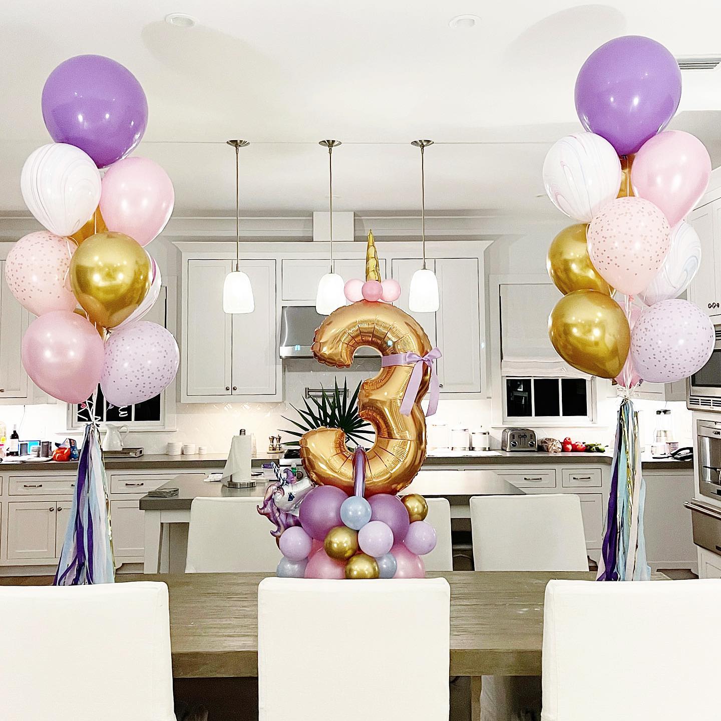 Pretty in pink…(& purple)!
💕🦄 💜 

#heliumballoons #balloonbouquet #birthdaytower #marqueebouquet #balloonstylist  #birthdayballoons #alysbeach